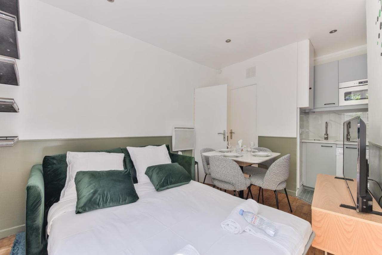 Independant Flat: Canal St Martin&trains Stations! * Parijs